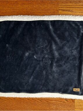 UGG Sherpa Fleece Pillow Covers Black White Cozy Set of 2 20x26 Zip Closure